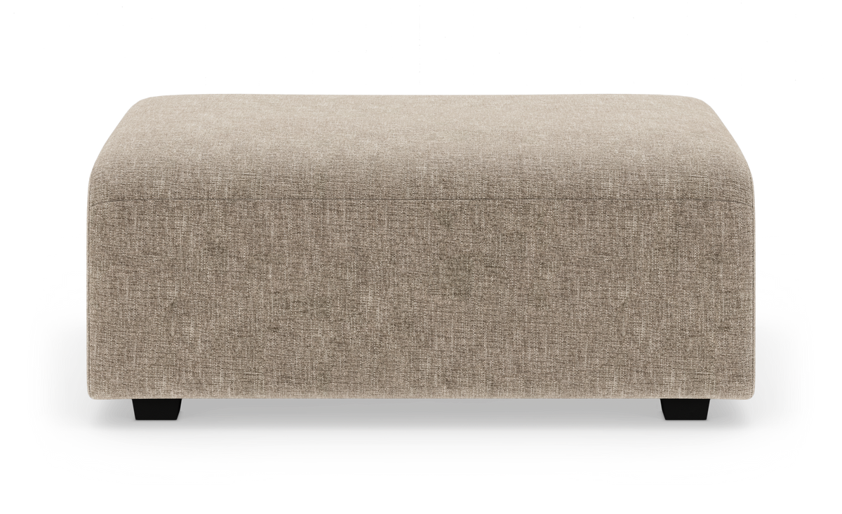 Beige rektangulær stof-ottoman/fodskammel set forfra på hvid baggrund.