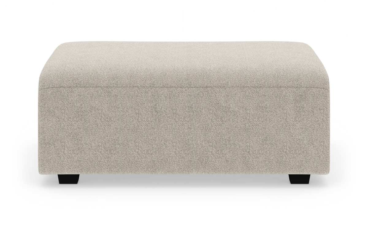 Beige rektangulær ottoman/fodpall i tekstil, frilagt på hvid baggrund i frontvisning.