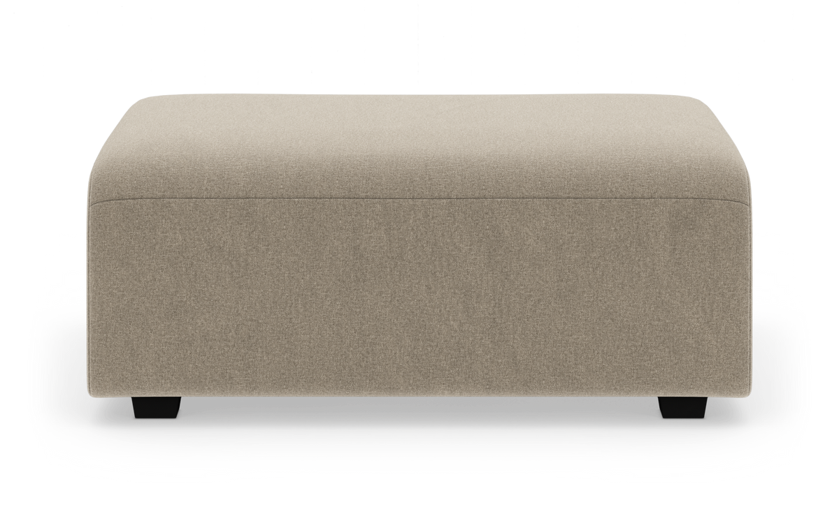 Beige rektangulær fodskammel/ottoman i tekstil set lige forfra.