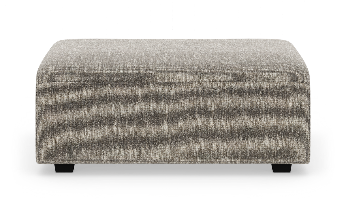 Rektangulær ottoman i grå-beige tekstil på studiebaggrund set forfra.