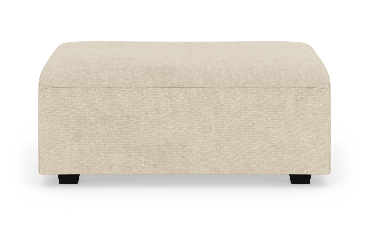 Beige rektangulær puf/fodskammel i tekstil, frontvisning på hvid baggrund.