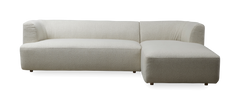 L‑formet sofa i lys beige bouclé med chaiselong til højre.