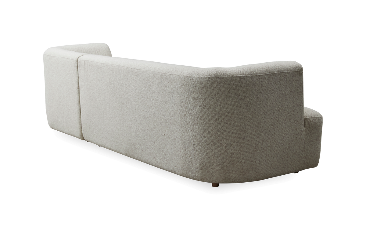 Bagside af lys beige sofa med afrundede former, frilagt på hvid baggrund.