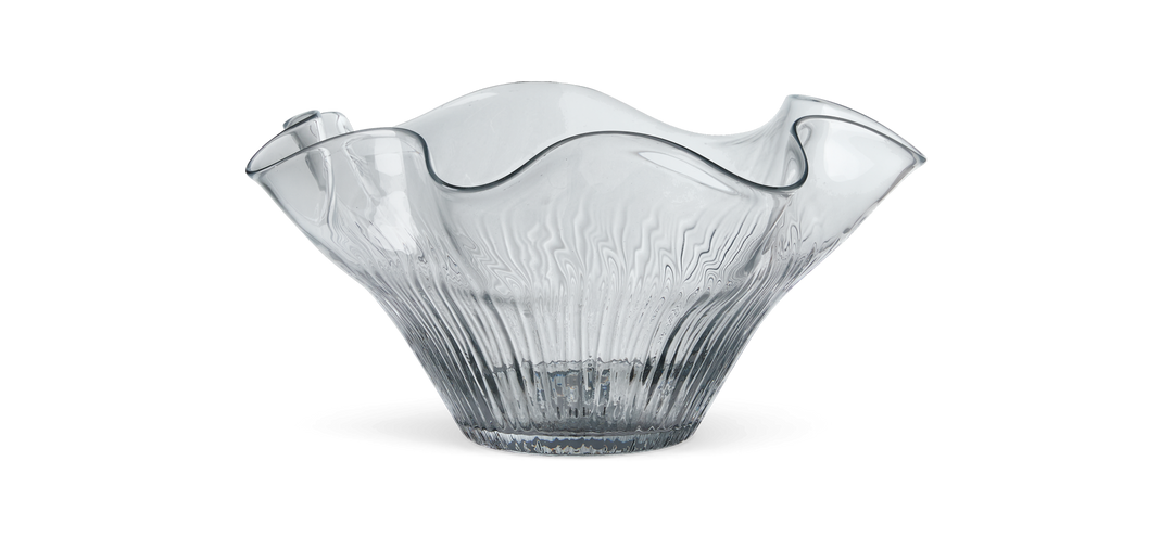 Bølget kantet, gennemsigtig glasskål på sort baggrund.