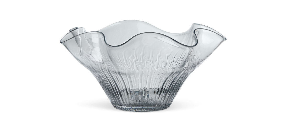Bølget kantet, gennemsigtig glasskål på sort baggrund.