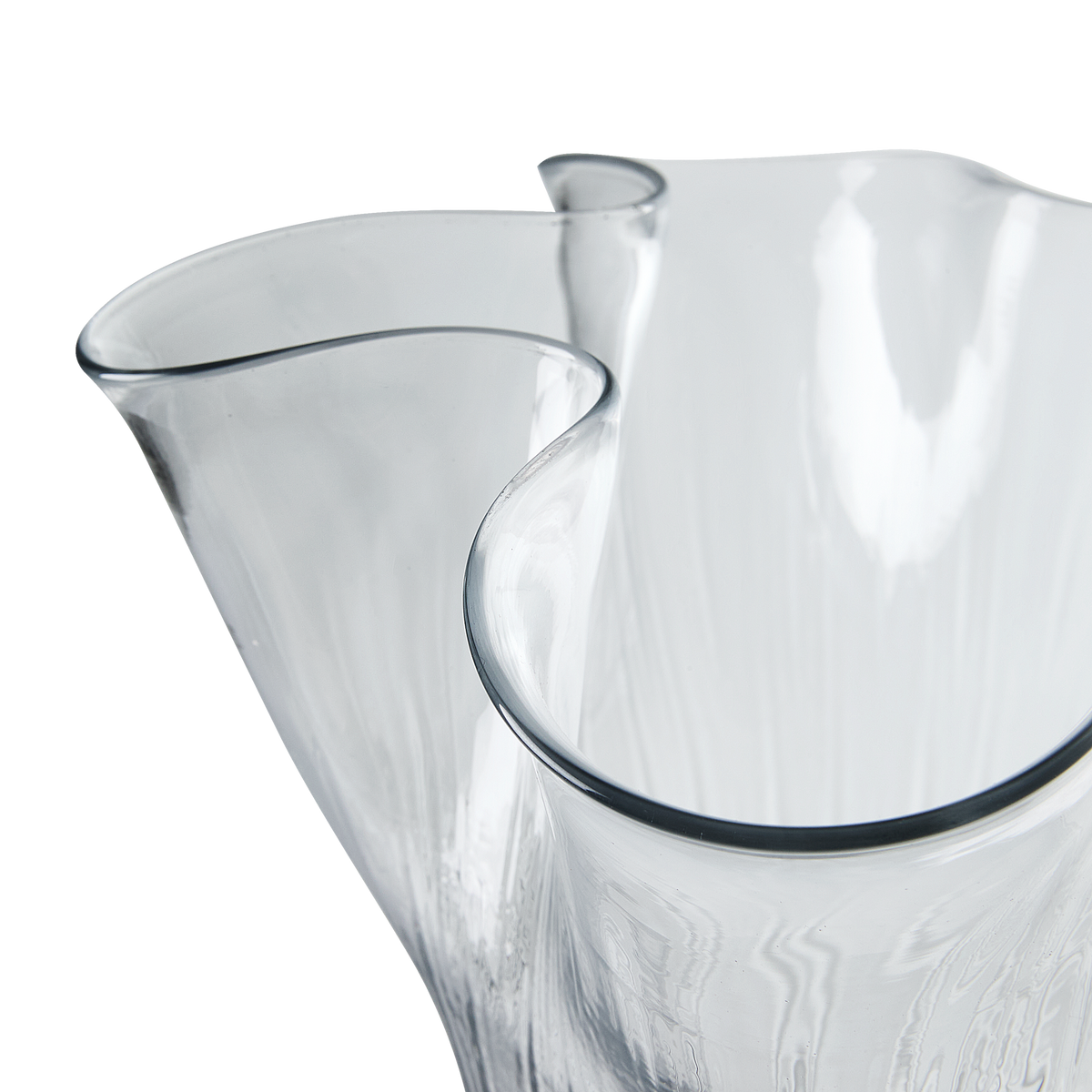 Nærbillede af bølget glasvase i klart glas.