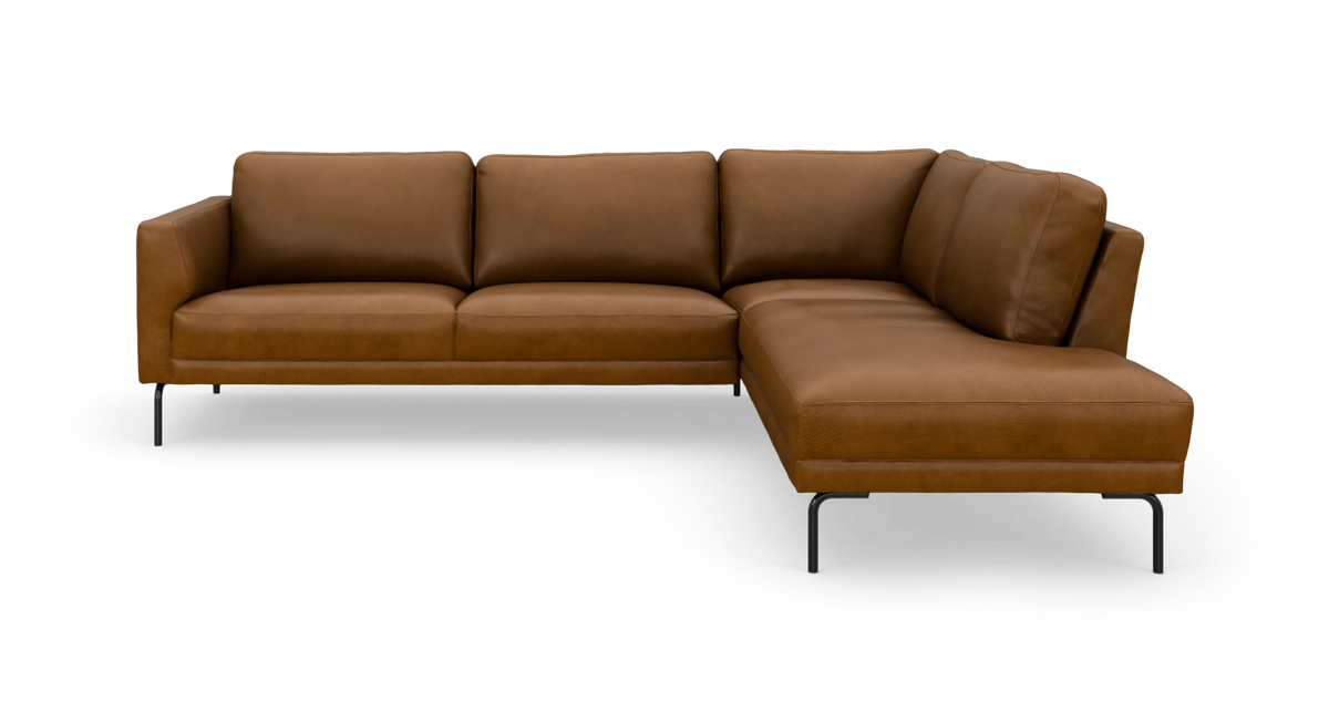 Brun læderhjørnesofa med chaiselong til højre og slanke sorte ben.
