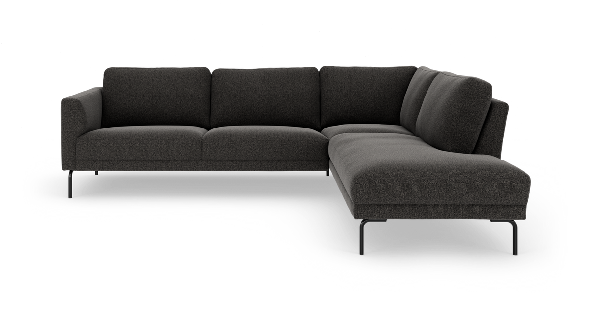 Mørkegrå hjørnesofa med højrevendt chaiselong og slanke sorte ben.