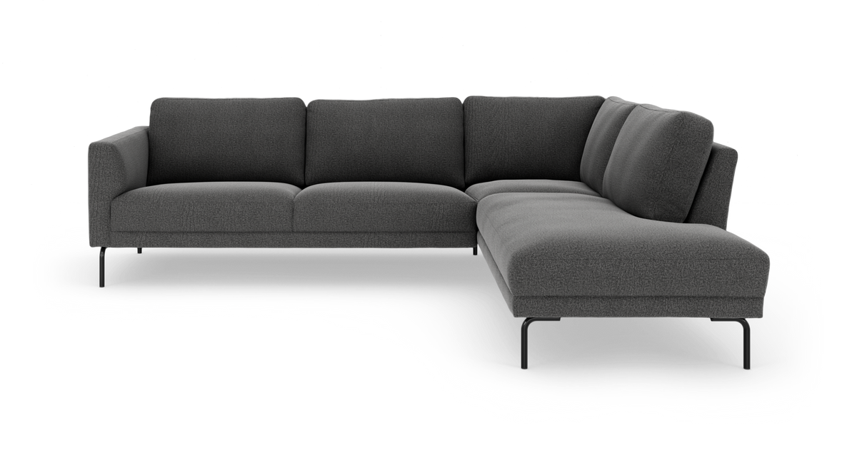 Mørkegrå hjørnesofa med højrevendt chaiselong og slanke sorte metalben, fotograferet forfra i studie.
