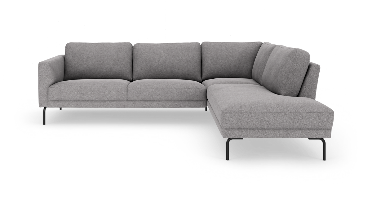 Grå hjørnesofa med højre chaiselong og slanke sorte metalben, fritlagt på hvid baggrund.