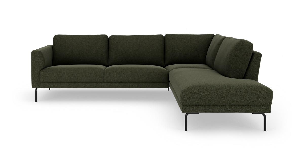 Mørkegrøn L-formet modulsofa med chaiselong til højre og slanke sorte ben på hvid baggrund.