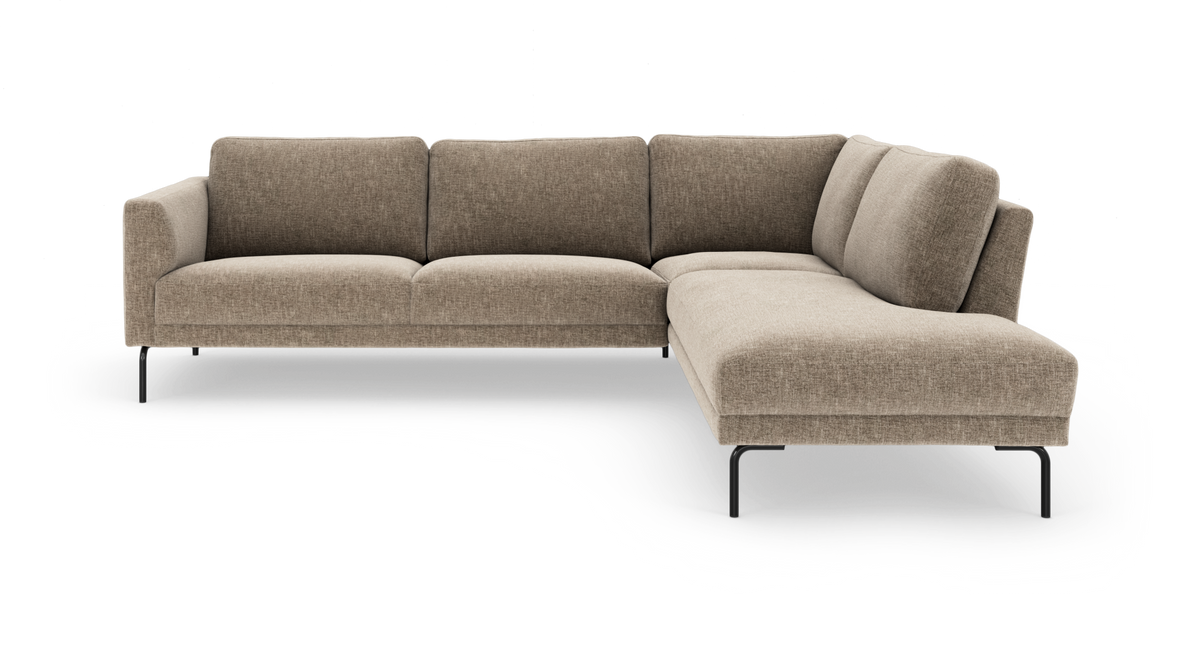 Beige L‑formet hjørnesofa med chaiselong til højre og sorte metalben, frilagt på hvid baggrund.