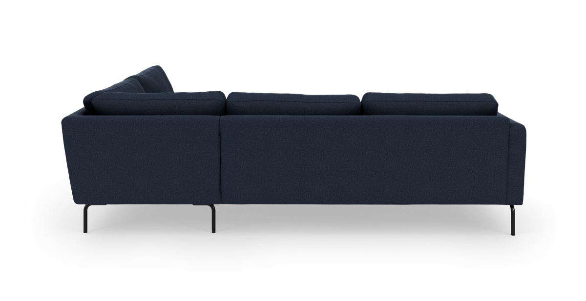 Mørkeblå tresædet sofa set bagfra med slanke sorte metalben på hvid baggrund.