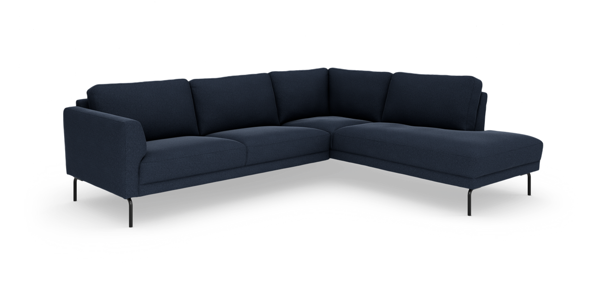 Mørkeblå L‑formet hjørnesofa med chaiselong til højre og slanke sorte metalben.