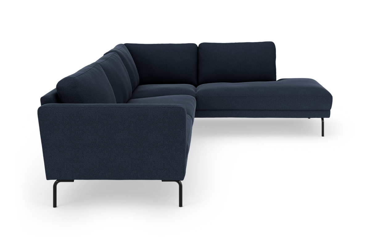 Mørkeblå L-sofa i stof med højre chaiselong og slanke sorte metalben på hvid baggrund.