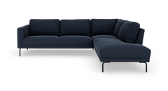 Mørkeblå L‑sofa med chaiselong til højre og slanke sorte ben, frilagt på hvid baggrund.
