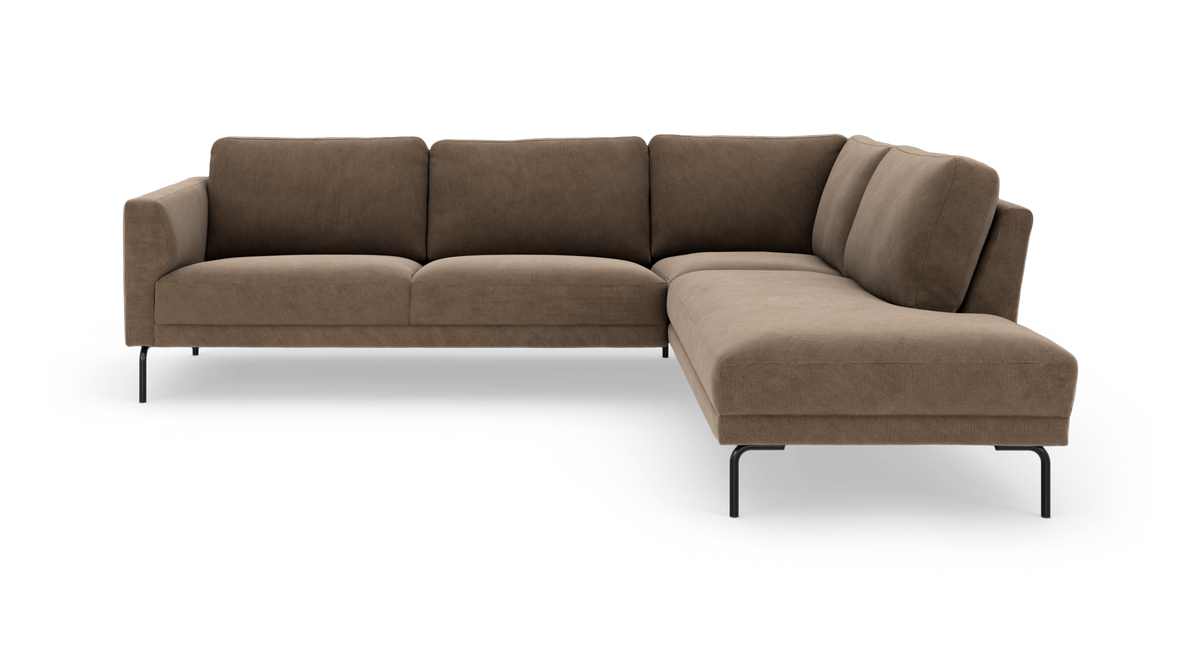 Brun L‑formet modulsofa med chaiselong til højre og slanke sorte ben, fotograferet i studie på neutral baggrund.