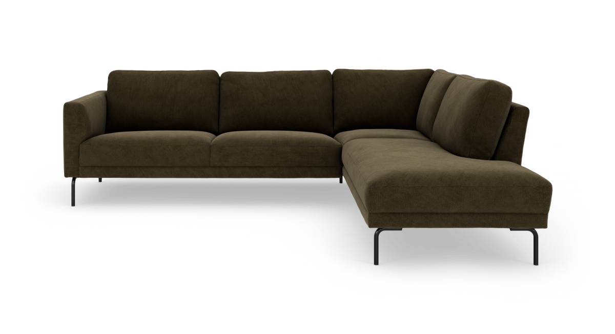 Olivengrøn L-formet hjørnesofa med chaiselong til højre og slanke sorte metalben, på hvid baggrund.