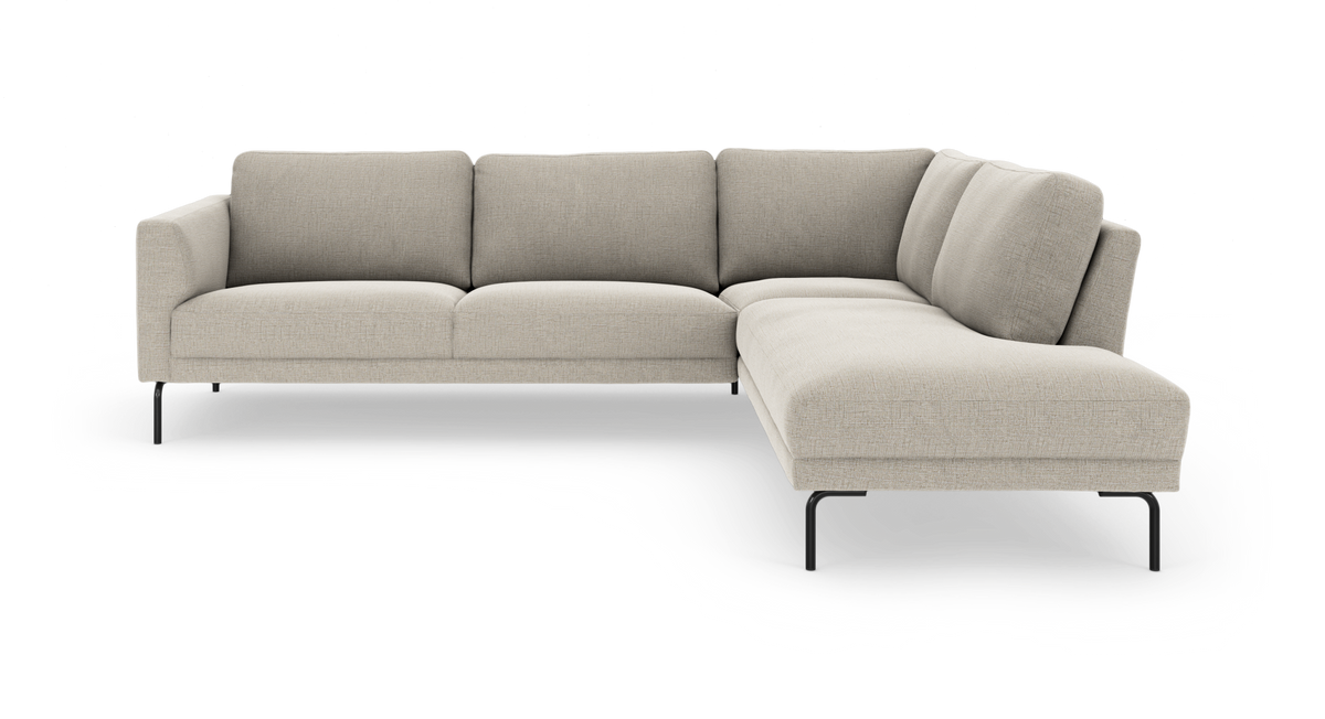 Beige hjørnesofa med chaiselong til højre, slanke sorte ben, moderne minimalistisk design.