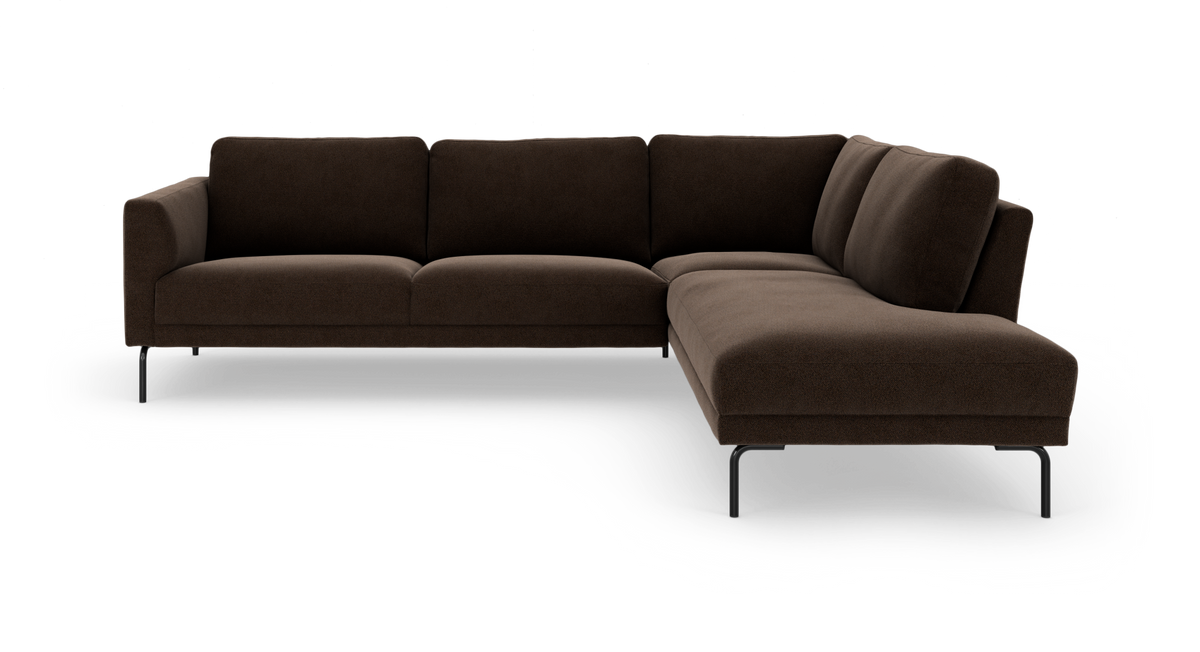 Mørkebrun L‑formet sofa med højrevendt chaiselong og sorte metalben, frilagt studieoptagelse.