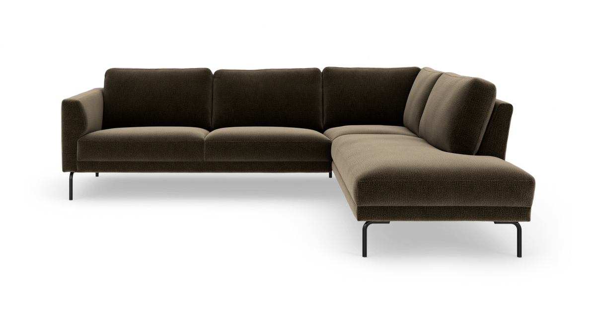 Modulær hjørnesofa i mørkebrunt stof med chaiselong til højre og slanke sorte metalben.