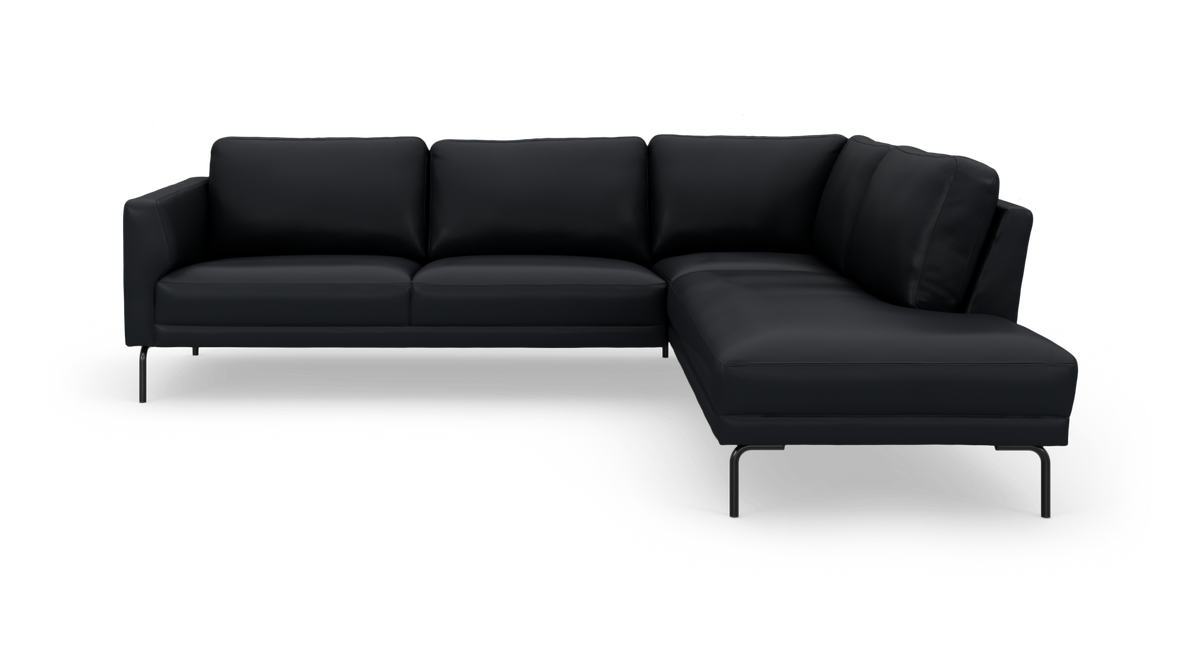 Sort L-sofa i moderne, minimalistisk design med chaiselong til højre på hvid baggrund.