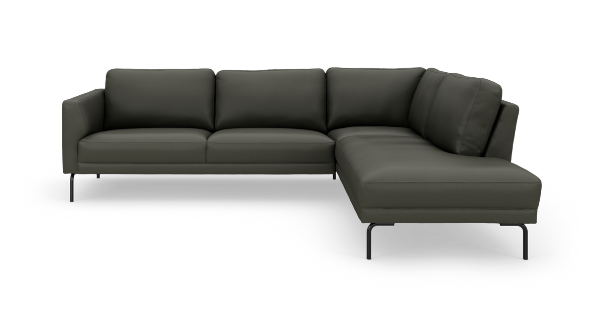 Mørkegrøn L‑sofa med chaiselong til højre på slanke sorte ben, frilagt på hvid baggrund.