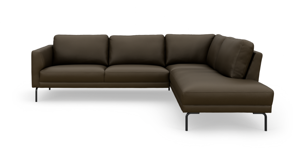 Mørkebrun L‑formet modulsofa med chaiselong i højre side på hvid baggrund.