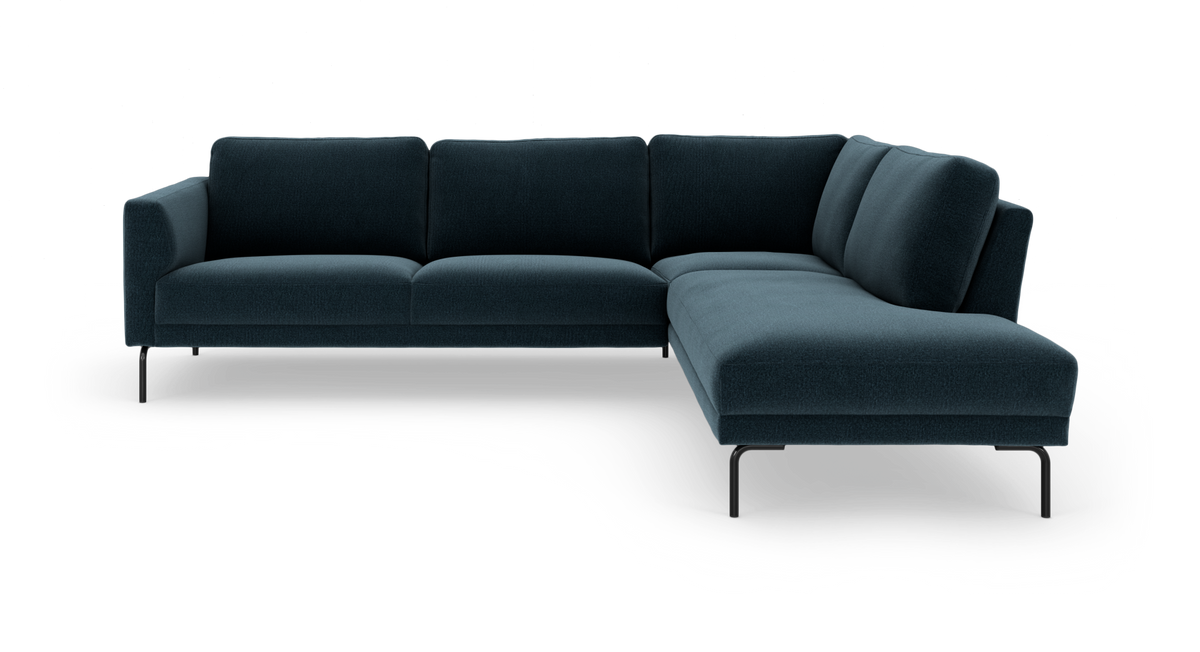 Mørk petrolblå hjørnesofa med chaiselong til højre og slanke sorte ben.
