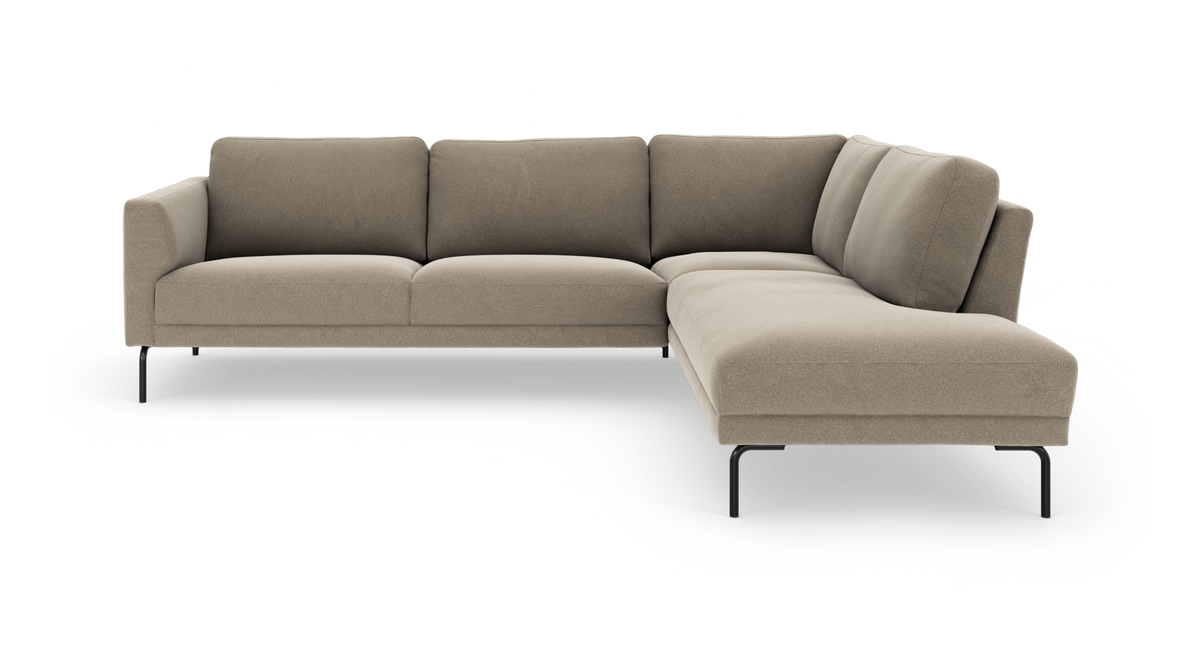 Beige L-formet modulsofa med chaiselong til højre og sorte metalben.