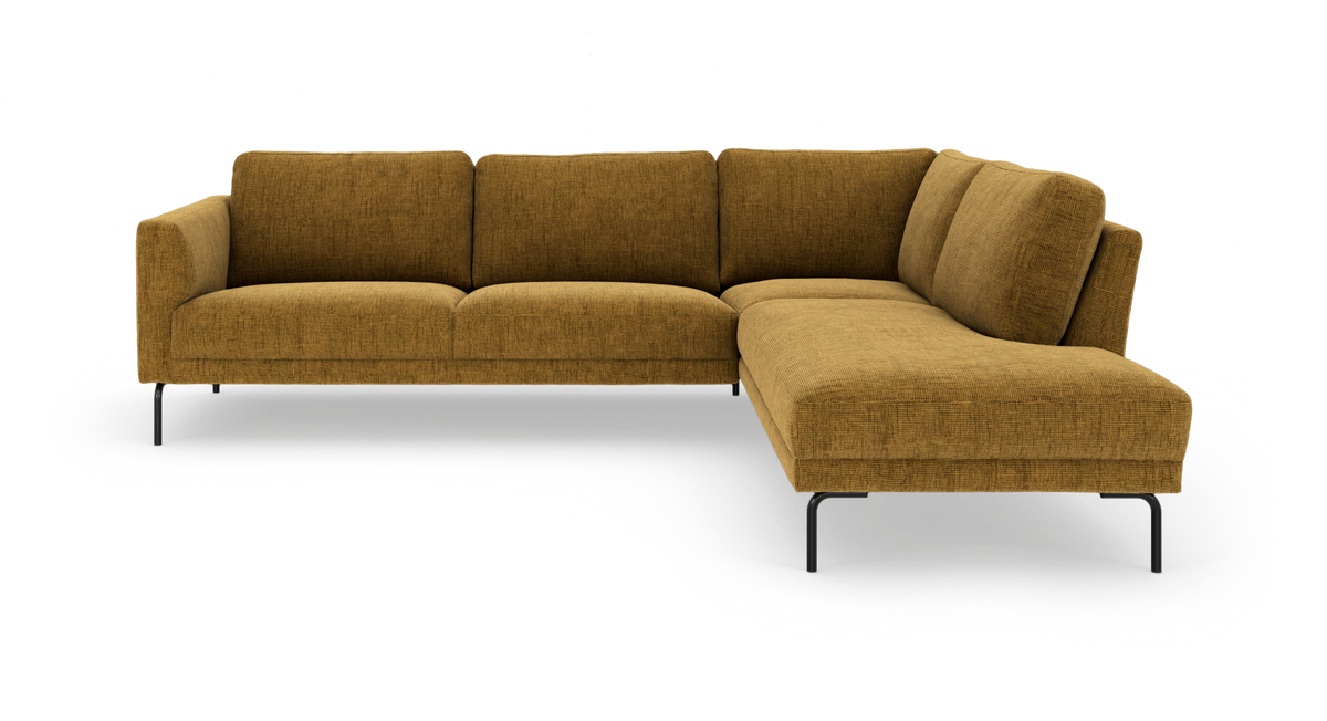 Sennepsgul hjørnesofa med chaiselong til højre og slanke sorte ben, fritlagt produktbillede.