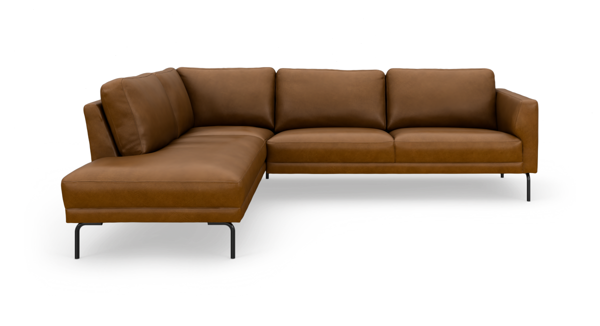 Brun L-formet hjørnesofa i læder med venstre chaiselong og slanke sorte ben.