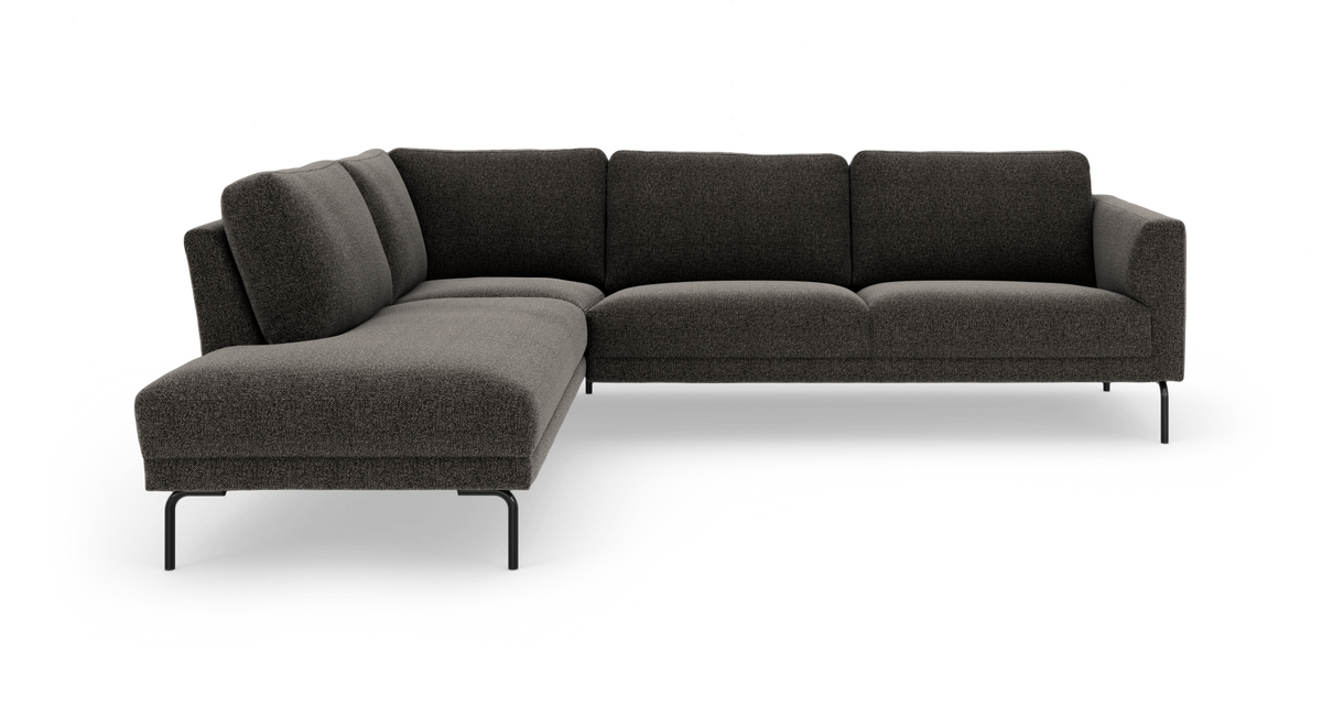 Mørkegrå L‑formet modulsofa med venstre chaiselong og slanke metalben, frilagt på hvid baggrund.