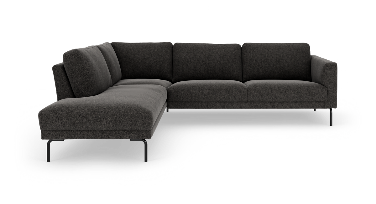 Mørkegrå hjørnesofa med chaiselong og bløde ryghynder, på slanke sorte ben.