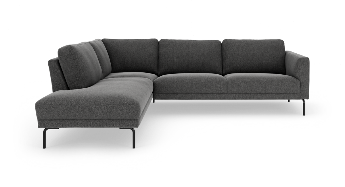 Mørkegrå L-formet modulsofa med venstrevendt chaiselong og slanke sorte ben, frilagt mod hvid baggrund.
