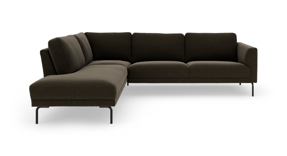 L‑formet modulsofa i mørkebrunt stof på slanke metalben, frilagt på hvid baggrund.