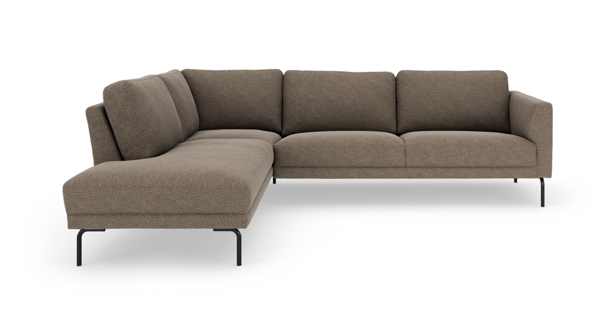 Brun L‑formet hjørnesofa med chaiselong til venstre, bløde afrundede hynder og slanke sorte metalben.