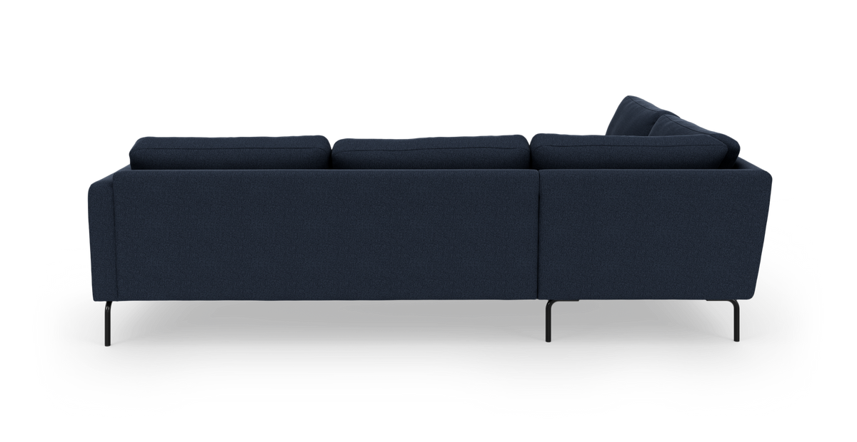 Mørkeblå sofa set bagfra mod hvid baggrund.