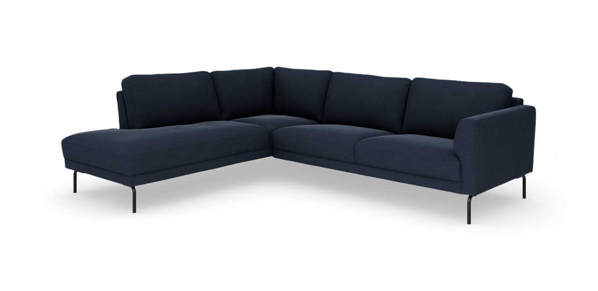 Mørkeblå L‑sofa med chaiselong til venstre og sorte metalben.