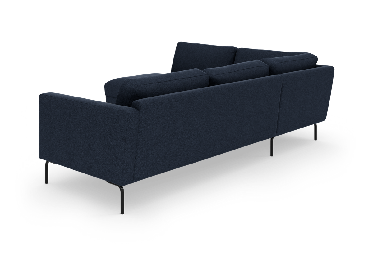 Mørkeblå tresæders sofa med slanke sorte ben, set bagfra i vinkel på hvid baggrund.