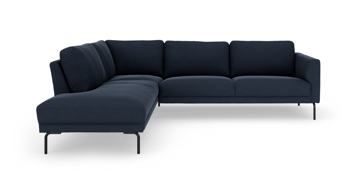 Mørkeblå hjørnesofa med venstrevendt chaiselong og sorte ben, frilagt på hvid baggrund.