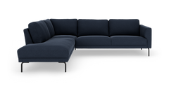 Mørkeblå hjørnesofa med venstrevendt chaiselong og sorte ben, frilagt på hvid baggrund.