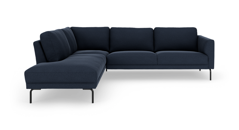 Mørkeblå hjørnesofa med venstrevendt chaiselong og sorte ben, frilagt på hvid baggrund._ps