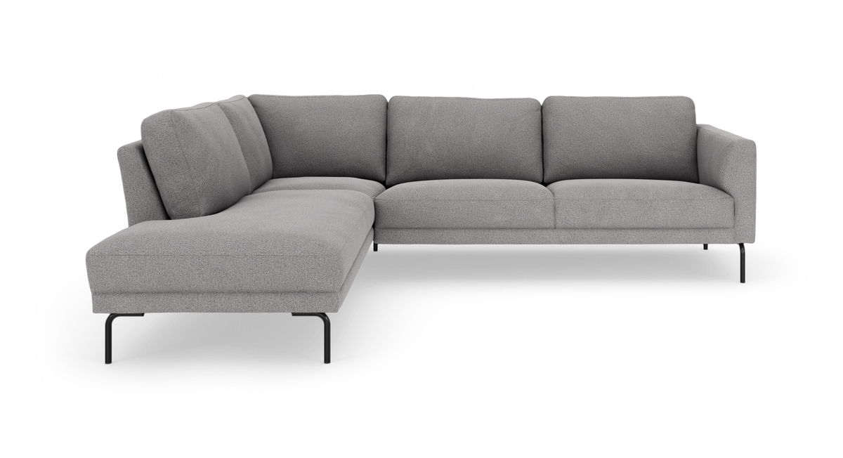 Lysegrå modulær hjørnesofa med chaiselong til venstre og slanke sorte ben, fotograferet i studie.