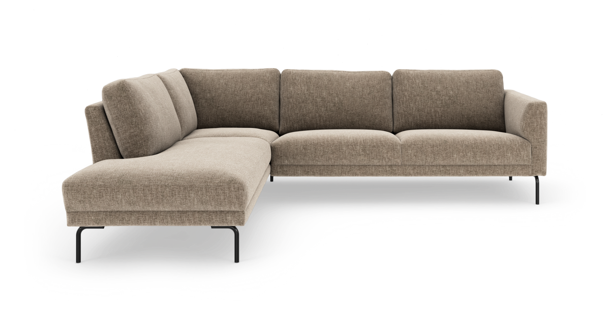 L-formet beige modulsofa med chaiselong til venstre, slanke sorte ben og moderne minimalistisk design.