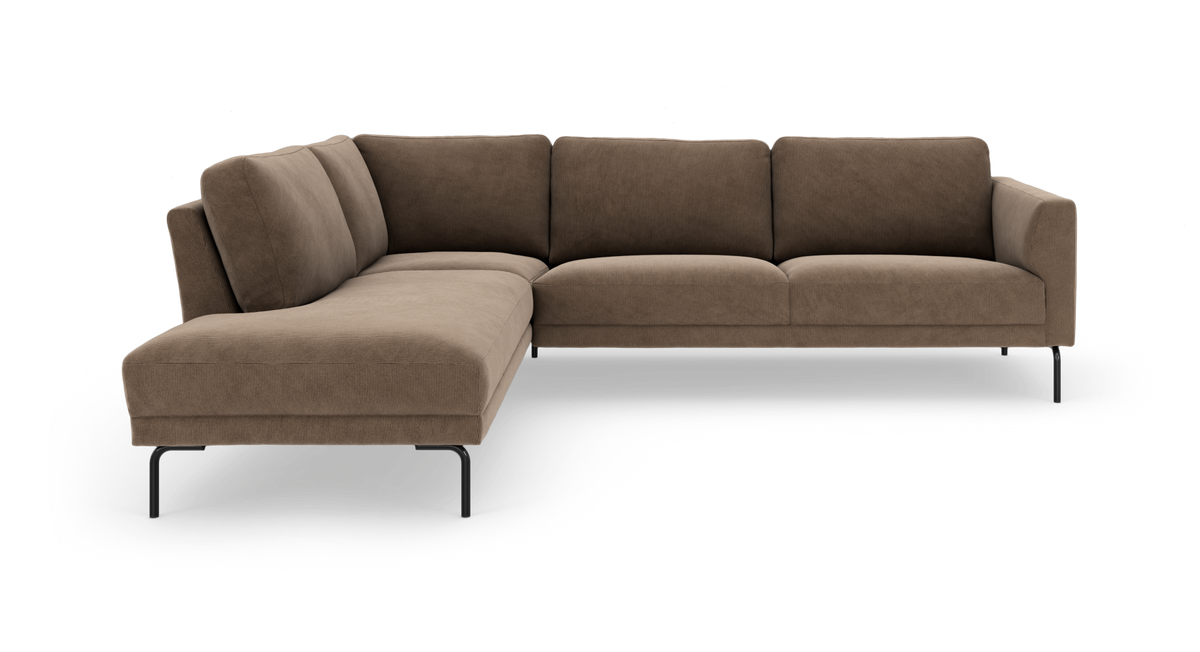 Brun L‑sofa i fløjl med venstre chaiselong og slanke sorte ben.