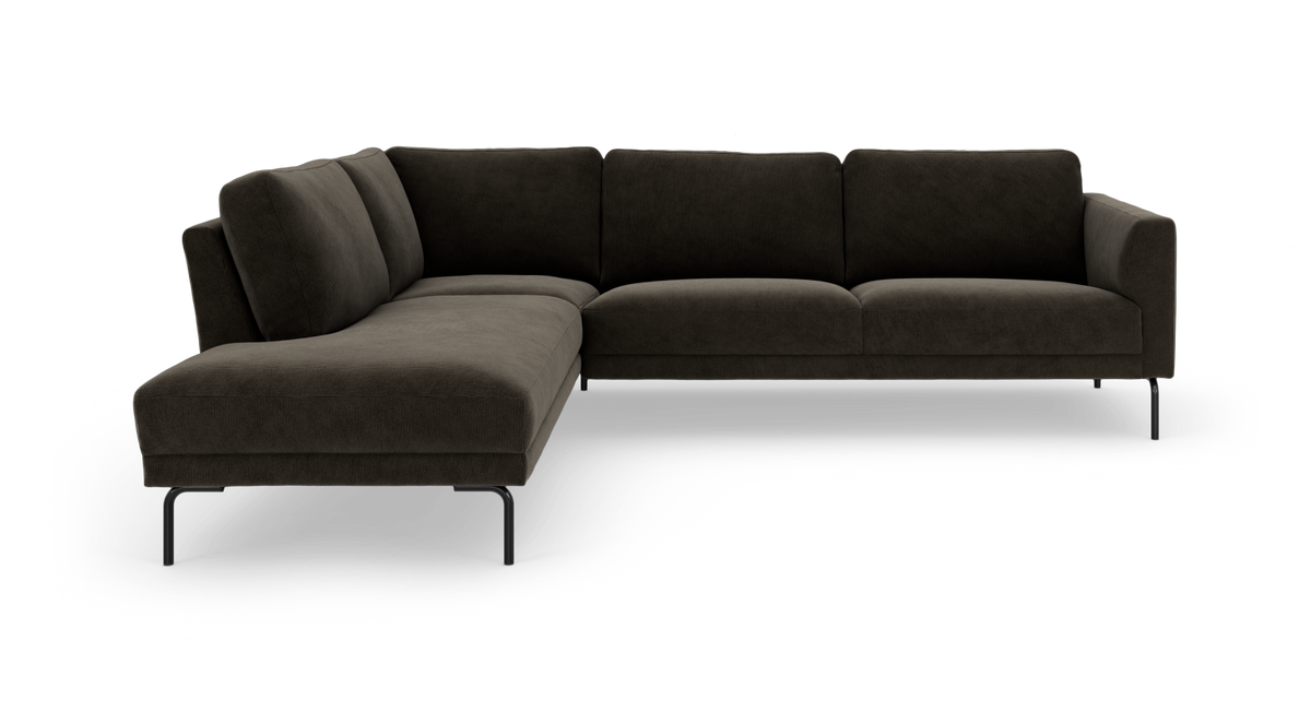 Mørkegrå L‑sofa med venstrevendt chaiselong og slanke metalben, fritlagt på hvid baggrund.