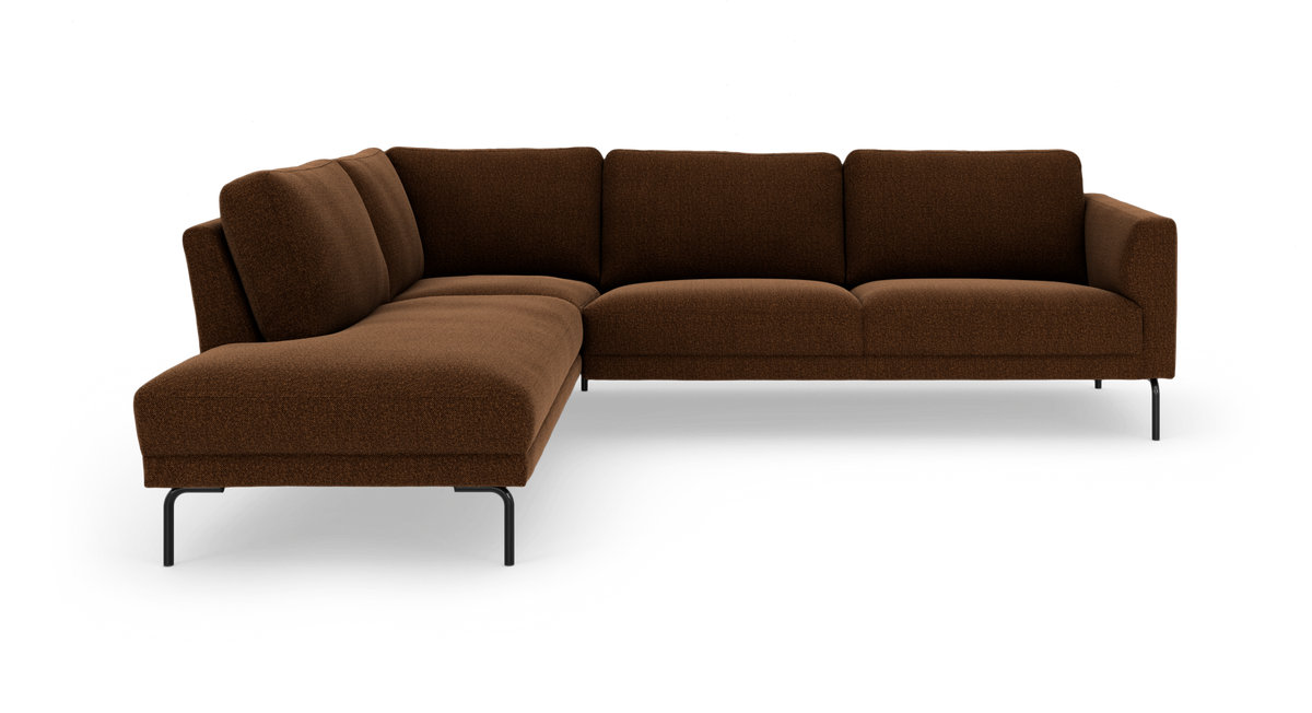 Brun L‑formet modulsofa med chaiselong og sorte metalben, frilagt på hvid baggrund.