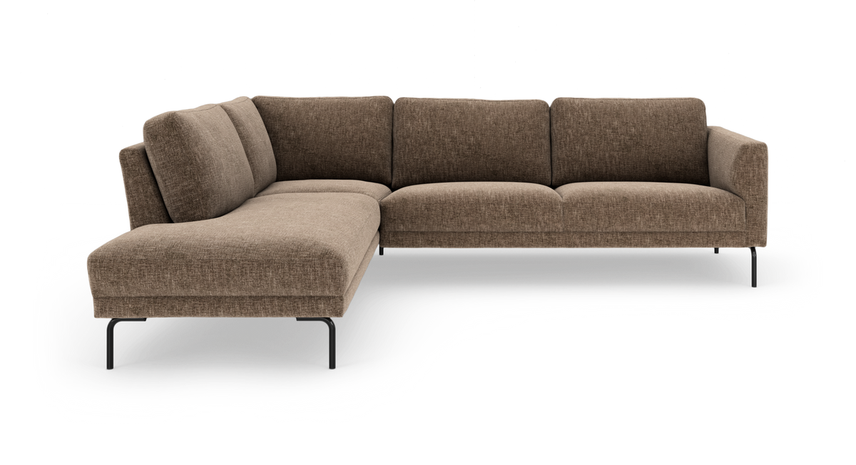 Brun L‑formet hjørnesofa med chaiselong til venstre og slanke sorte metalben, studieopsætning i frontvinkel.