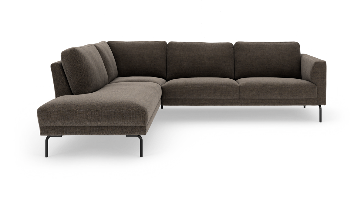 Modulopbygget L‑sofa i mørkebrun tekstil med slanke sorte metalben, fritlagt på hvid baggrund